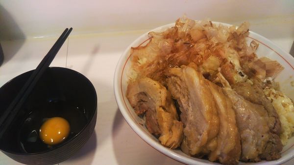 「【限定】スキヤキらーめん生卵付（ニンニクカラメ）+豚券」@ハイパーファットンの写真