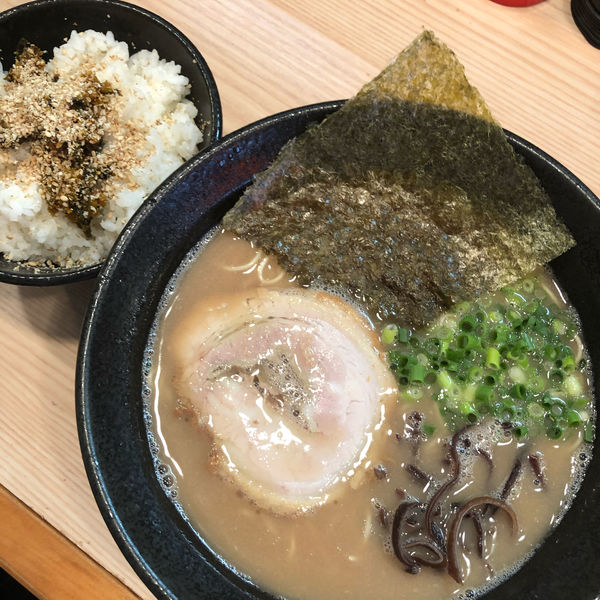 「らーめん¥680 サービスライス」@九州とんこつらーめん ひらさわの写真