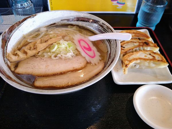 「塩らーめん 670円 ぎょうざ3個 330円」@佐野らーめん 独楽の写真