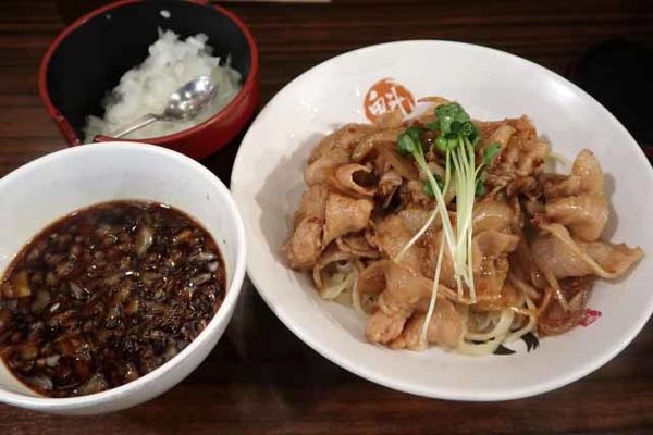 「肉盛りつけ麺並　830円＋無料の肉ちょい増し」@魁 肉盛りつけ麺 六代目けいすけの写真