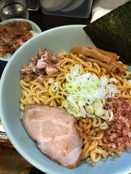 「油そば（特）ミニ牛すじ丼添え」@兎に角 松戸店の写真