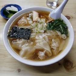 ワンタン麺(700円)