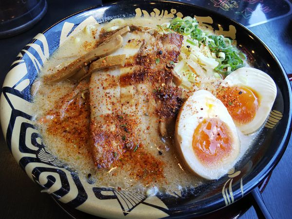 「元祖たれ味噌らーめん　＋寝かせにんにく玉子（㋗）＆唐辛子」@ハルピン味噌らーめん 雷蔵の写真