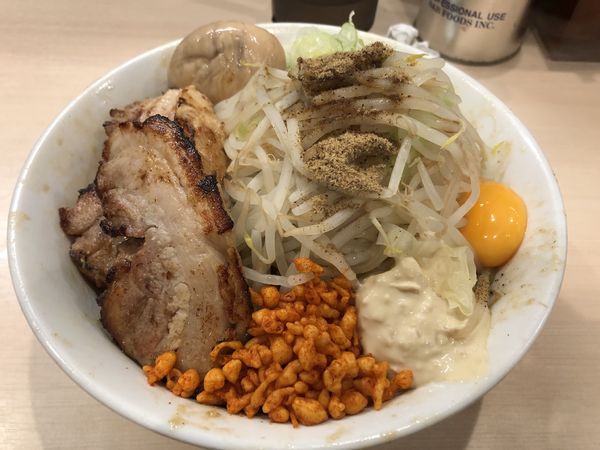 「まぜそば豚玉辛揚げガリマヨ」@鷹の目 蒲田店の写真