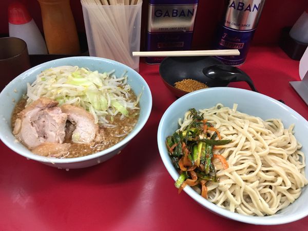 「ぎょったまつけ麺小  ピリ辛ニラダレ  ゴマパンチ」@ラーメン二郎 中山駅前店の写真