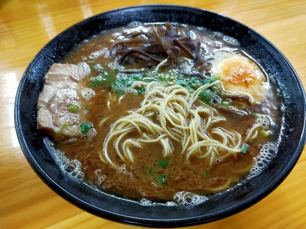 「魚粉豚骨ラーメン 細麺 ハリガネ ¥850」@豚骨ラーメン 新井商店の写真