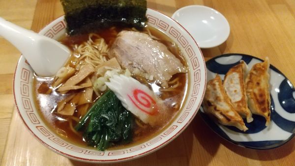 「煮干醤油ラーメン800円、餃子セット（3個）220円」@らーめん 已己巳己の写真