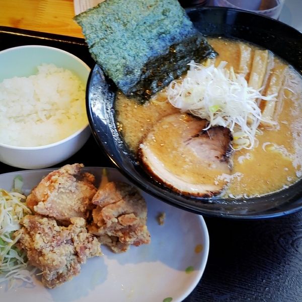 「味噌ラーメン ６８０円 ＋ 唐揚げ３個・半ライス ３４０円」@すずなりの写真