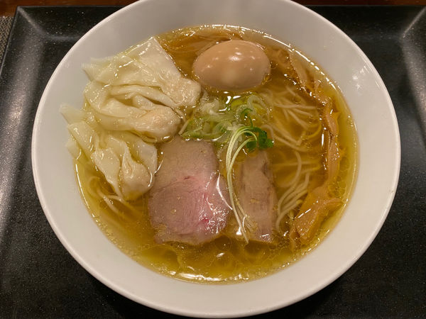 「ワンタンラーメン＋味玉」@らぁ麺 やまぐち 辣式の写真