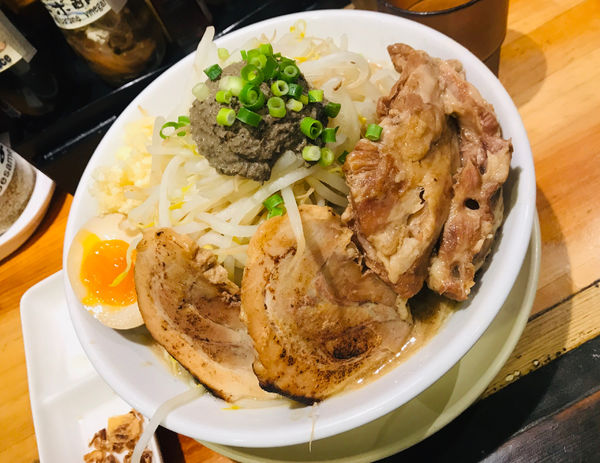 「【限定B】とんこつニボG(半ライス付き)にんにく野菜マシ」@千極煮干の写真