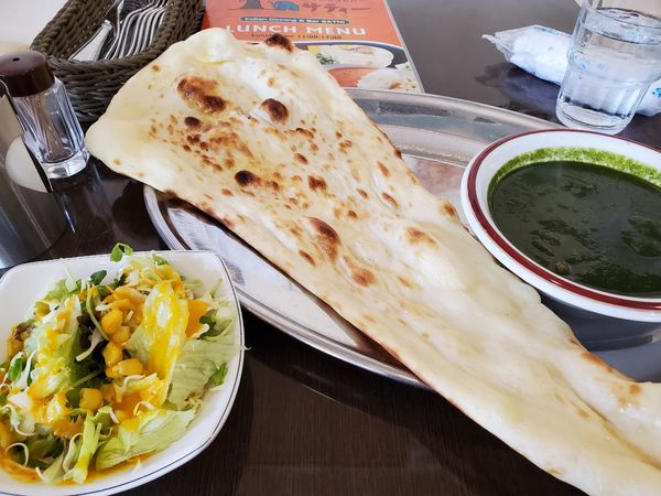 「カレー一種類セット・ほうれん草チキン・辛口・ナン」@インドダイニング サティーの写真