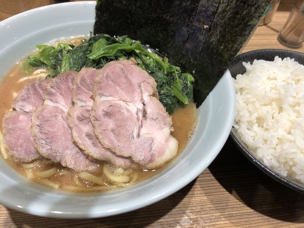 「チャーシュー麺ほうれん草大ライス」@横浜らーめん渡来武 総本店の写真