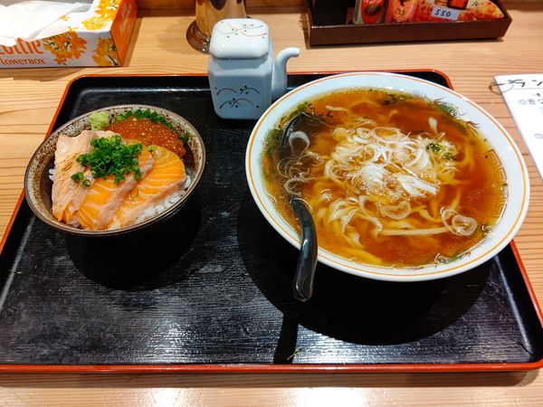 「Ｄセット(サーモンといくらの親子丼＋かけラーメン)1300円」@幸屋きよまる 総本店の写真