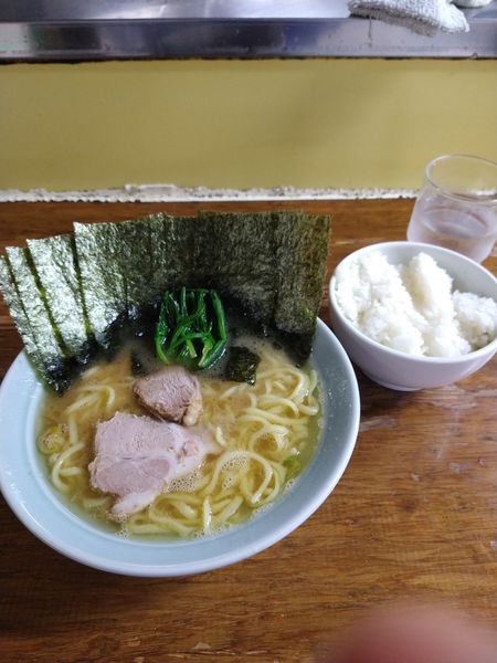 「ラーメン+のり増+ほうれん草　1050円」@まこと家の写真