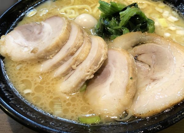 「チャーシュー麺大盛り濃いめ」@濃厚豚骨ラーメン 濱虎家の写真