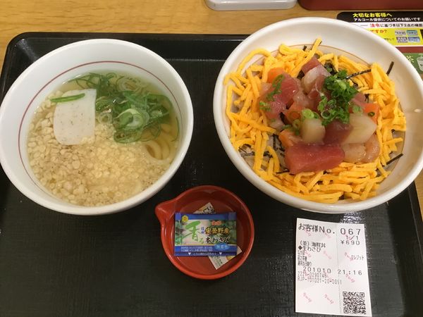 「海鮮丼690円＆小うどん200円(クーポンで無料)」@なか卯 萩之茶屋店の写真
