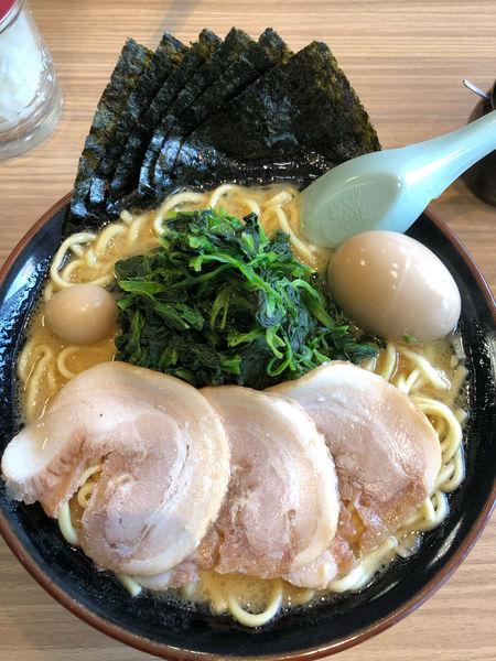 「MAXラーメン（全部のせ）大盛り　ほうれん草増し　サービスライス」@横浜家系ラーメン 壱角家 裾野店の写真