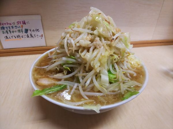 「小豚ラーメン(麺少なめと麺固め)」@ラーメン二郎 京成大久保店の写真