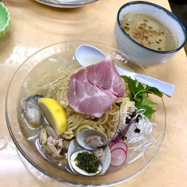 「【限定①】冷た〜い貝そば 温かいアサリのつけ汁付き￥1000」@中華そば よしかわの写真