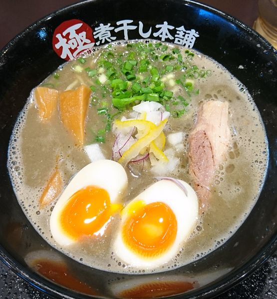 「極濃煮干し豚骨ラーメン＋味玉」@極煮干し本舗 久喜店の写真