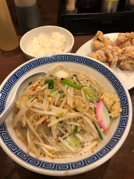 「タンカラ（タンメン＋唐揚げ5個）890円＋小ライス60円」@トナリ 丸の内店の写真