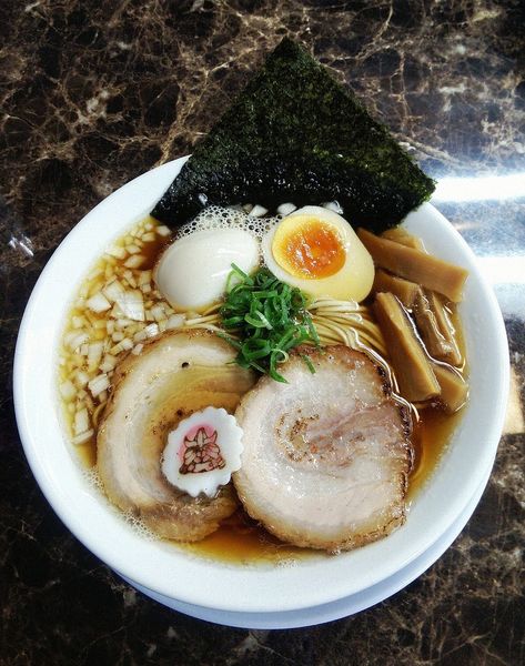 「魚介醤油ラーメン 780円＋味玉クーポン」@ら～めん かり屋の写真