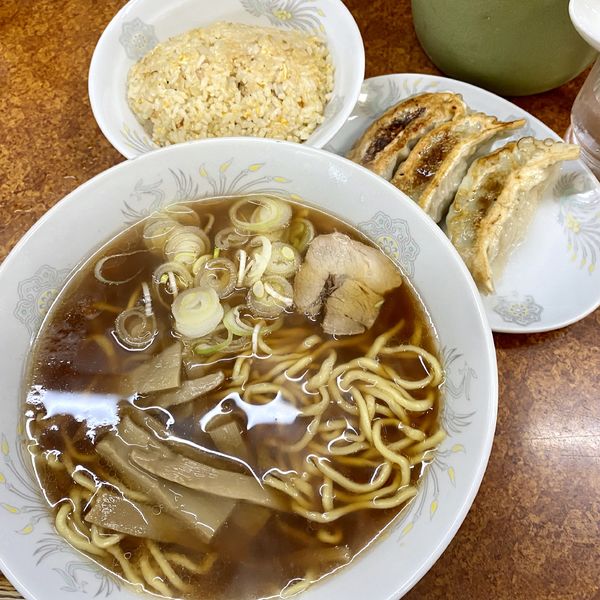 「半チャンラーメン＋３個餃子」@珍來 川口店の写真