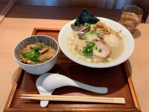 「味玉らぁめん並＋炊き込みご飯」@胡心房の写真