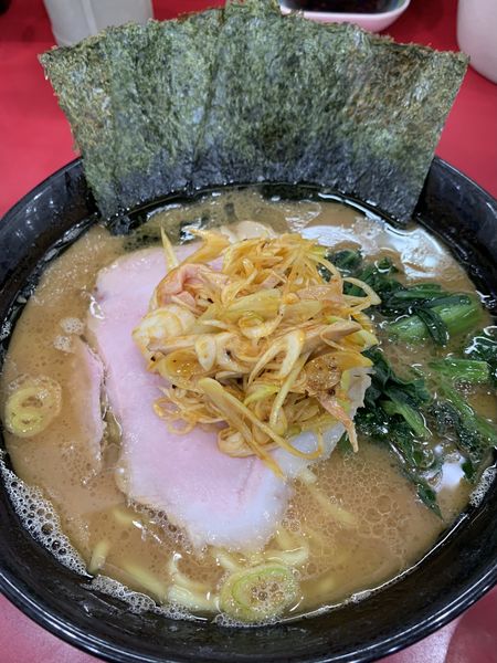 「ラーメン並+ネギチャーシュー　麺固め、味濃い目、油多め」@杉田家 千葉祐光店の写真
