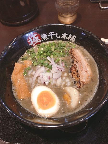 「極濃煮干し豚骨ラーメン＋味玉、山わさびチャーシュー丼」@極煮干し本舗 久喜店の写真