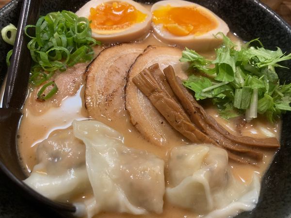 「炙り豚らーめん（大）＋わんたん」@麺や ふくわらいの写真