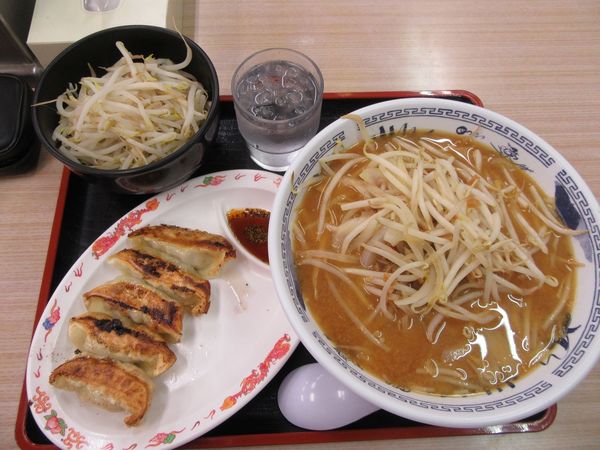 「札幌味噌ラーメン（５９０円）＋もやし１００円＋餃子（無料券）」@ゆにろーず つくば店の写真