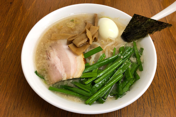 「ニラ・玉子入りラーメン800円」@本格的豚骨そば まりぼの写真