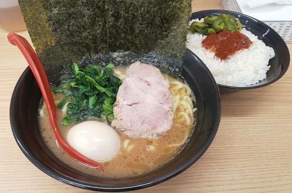 「味玉ラーメン（並）+のり」@横浜ラーメン 武蔵家 御茶ノ水店の写真