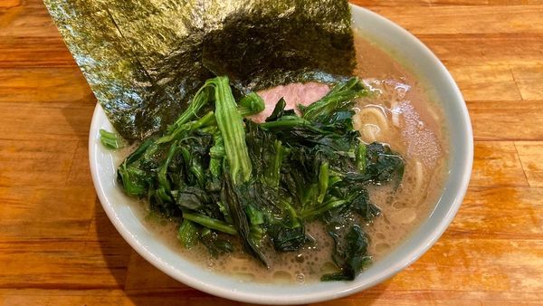 「ラーメン（ほうれん草増し）」@洞くつ家の写真