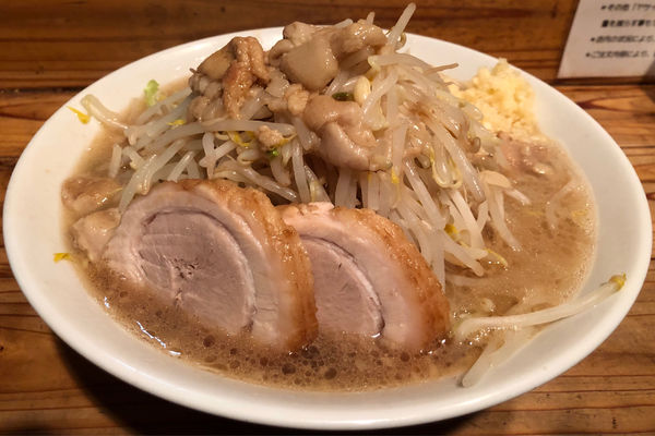 「大ラーメン　900」@ラーメン神豚 関東学院前店の写真