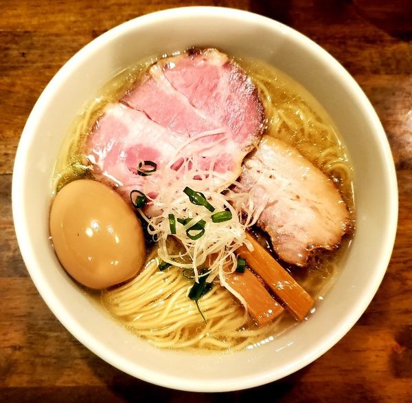 「塩ラーメン(大盛)+煮卵」@麺や つきみの写真