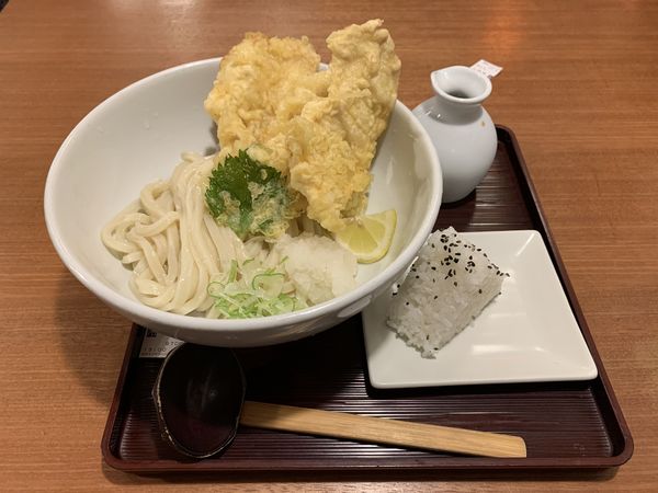 「とり天ぶっかけうどん 白おにぎりセット」@カタトソデ ウィング新橋店の写真