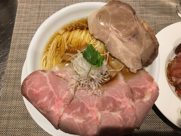 「豚醤油そば(大盛)＋肉丼」@成城青果の写真