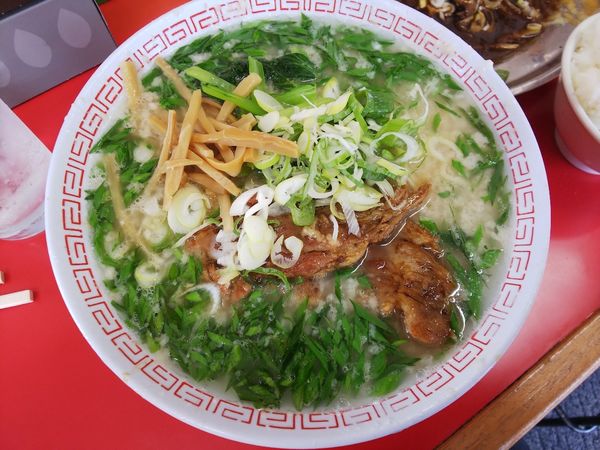 「パイカラーメン　500円」@ラーメンスタンド とん平食堂の写真