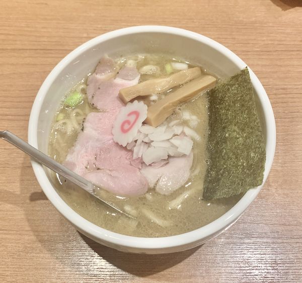 「煮干し中華そば　¥800」@煮干中華そば 鈴蘭 新宿店の写真