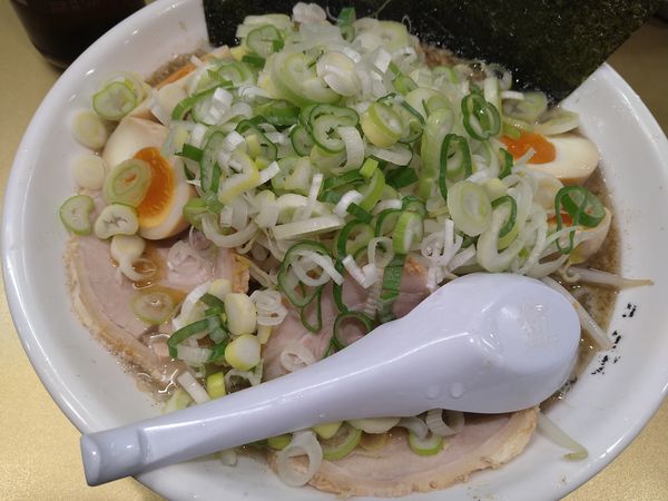 「まかないラーメン 味玉 中盛 メンマ ネギ多め」@超ごってり麺 ごっつ 亀戸本店の写真