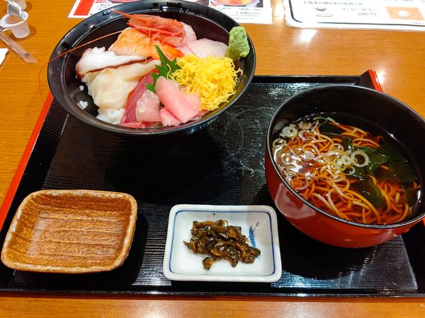 「海鮮丼麺セット(温かいそば)1,210円」@海鮮茶屋 一鮮の写真