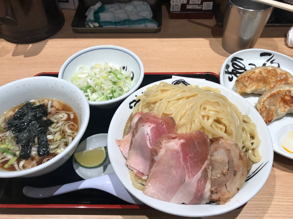 「つけざる並＋チャーシュー１枚、すだち」@松戸富田麺業 千葉駅構内店の写真