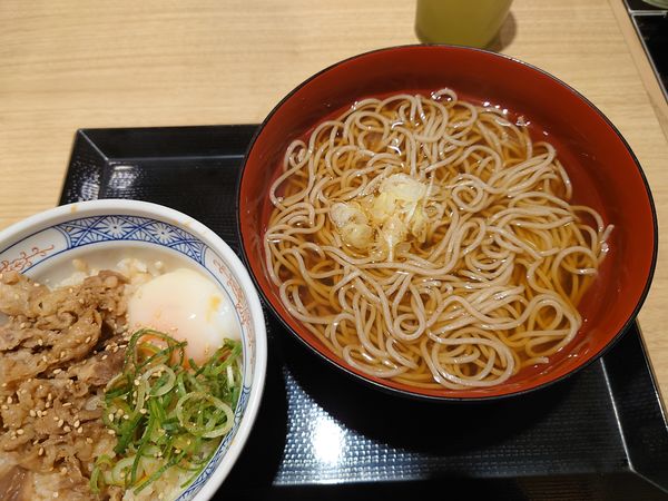「朝小牛肉丼かけセット 500円」@松そば 清瀬店の写真