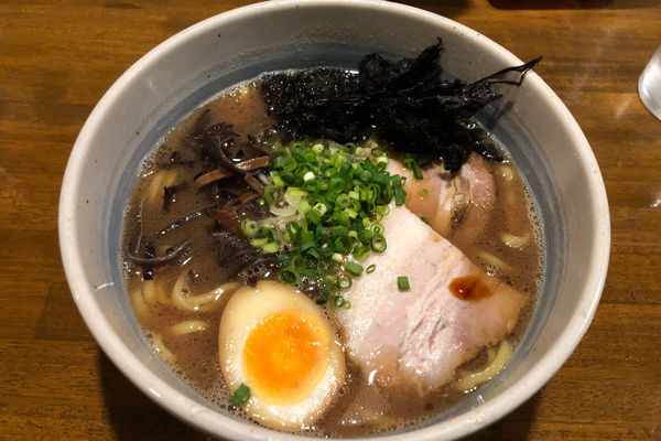「和風豚骨ラーメン(太麺)880円」@豚骨らーめん いちご家の写真