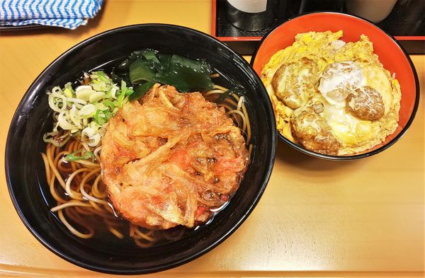 「天然輪島ふぐ唐揚げ丼セット+紅生姜天」@名代 富士そば 秋葉原店の写真