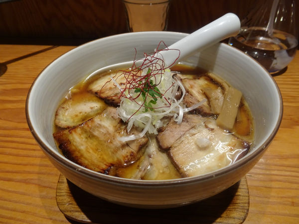 「炙り醤油らぁ麺　1100円　麺を手もみ平打ち麺に変更　10円」@麺や ひだまりの写真
