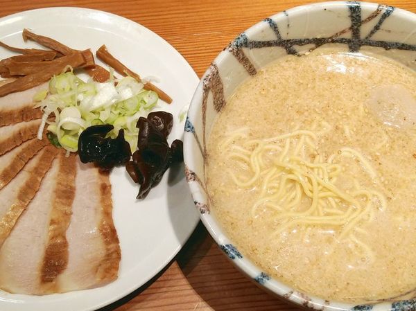 「とろ肉しおらーめん＋味付玉子」@らーめん風来居 神田秋葉原店の写真