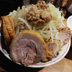 小ラーメン(900円)＋チョイ豚増し＋生卵